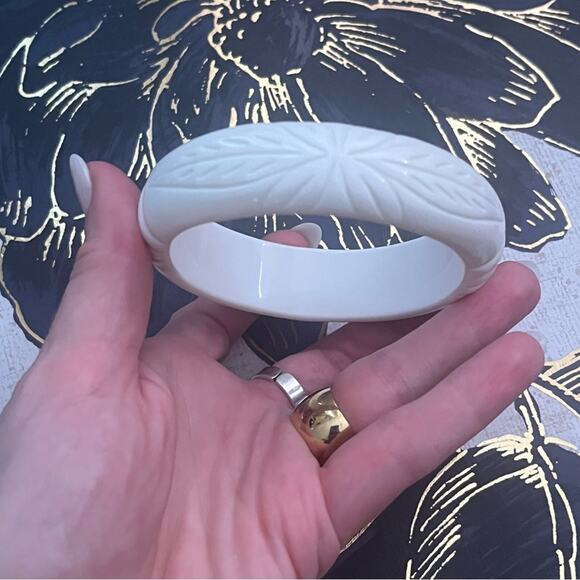 Vintage 70s Carved Pure White Lucite Bangle Bracelet Leaves Pattern A3 - Picture 10 of 13
